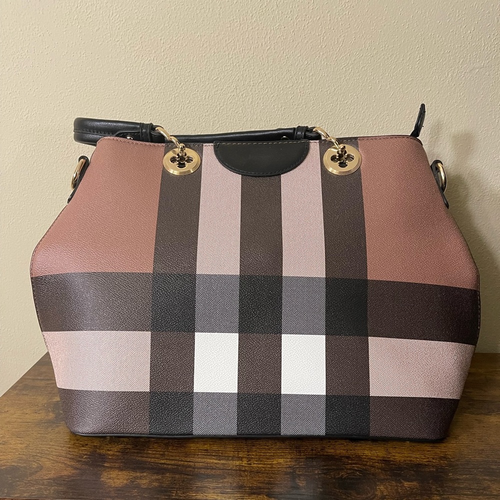 Medium Sized Fall-Style, Plaid Purse